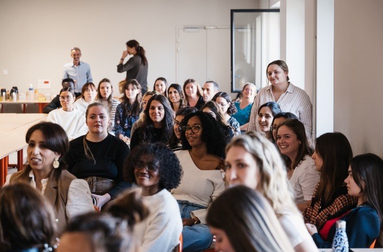 Étudiants d'Occitanie présentant leur pitch lors du Creathlon à Albi